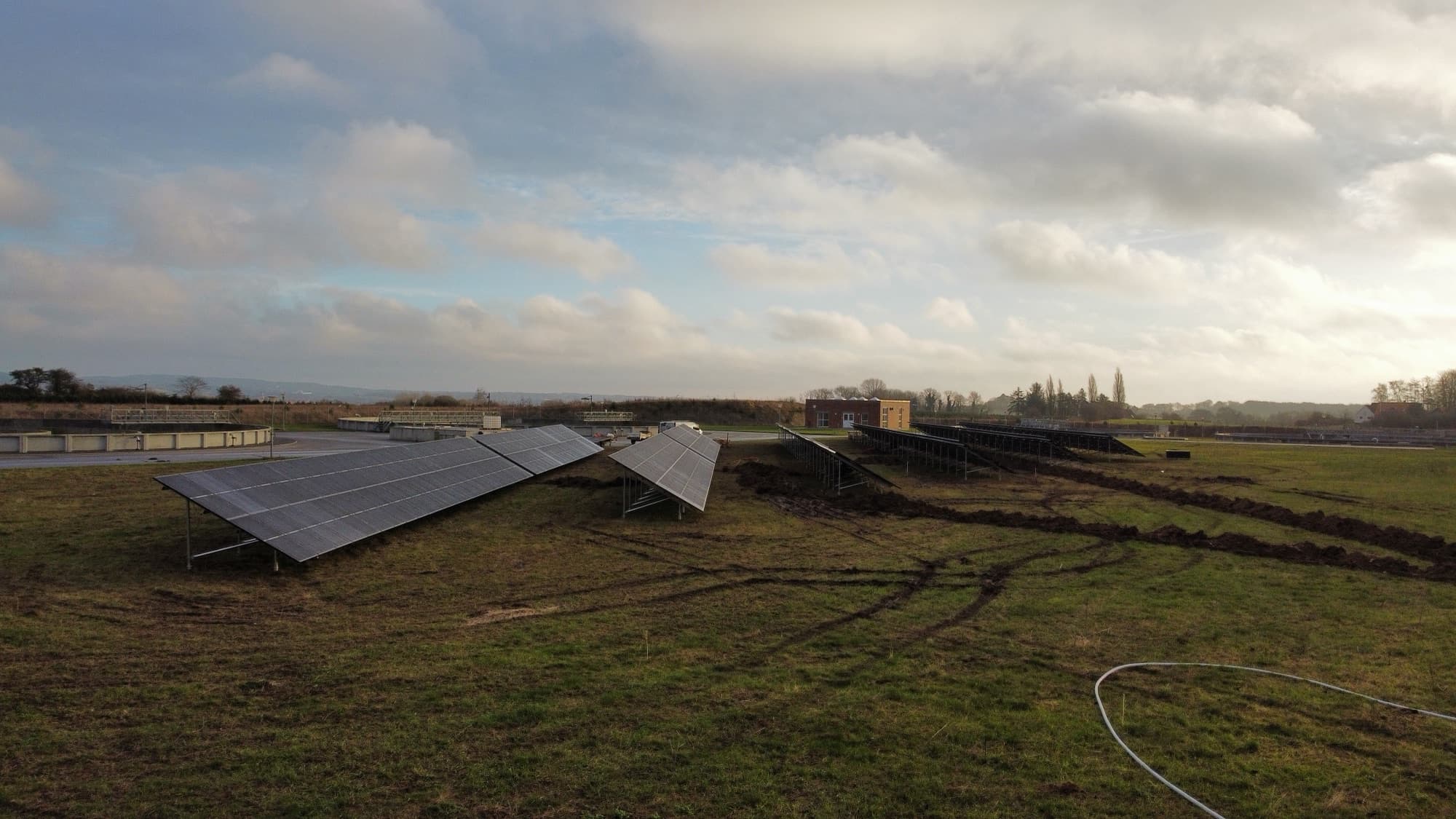 Dronefoto af solcelleanlæg på skruefundamenter