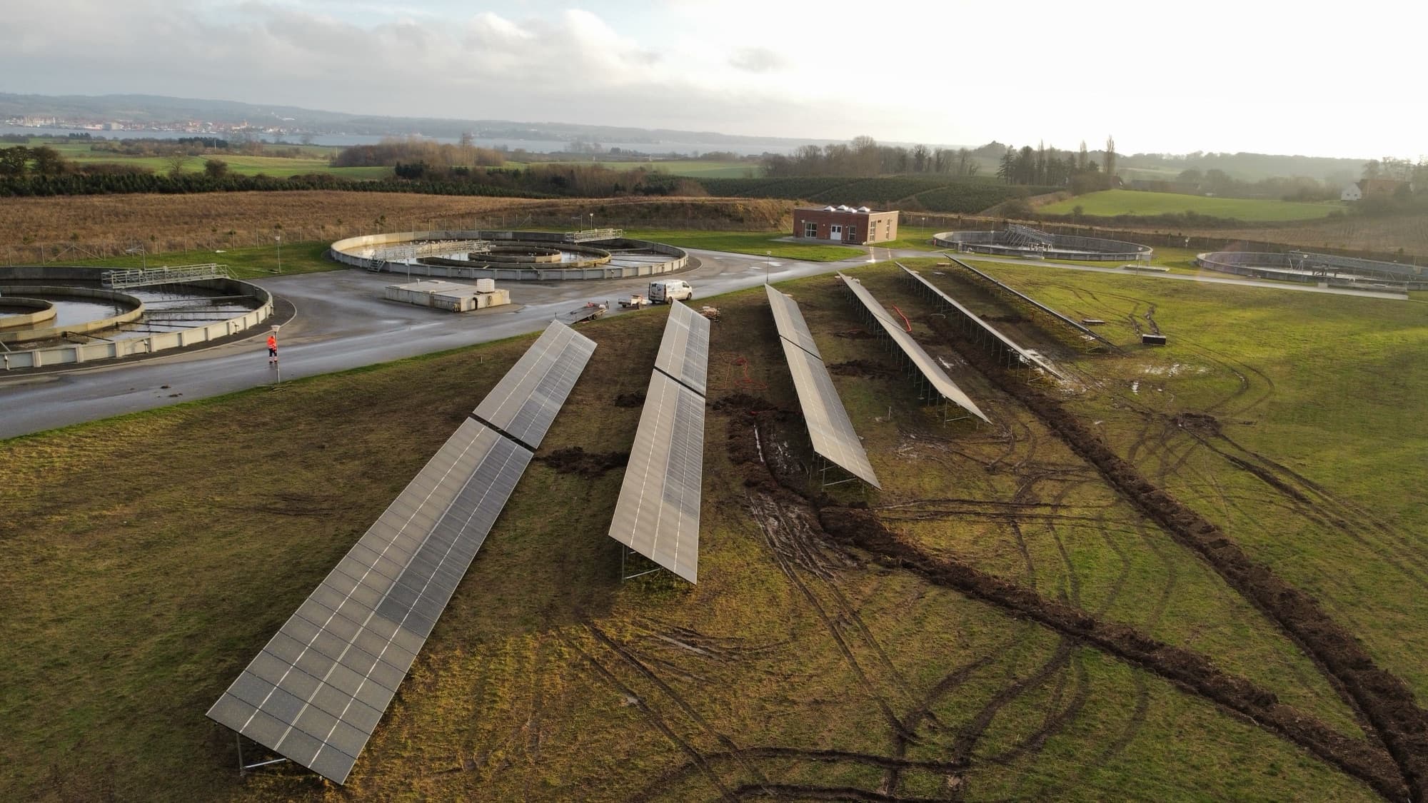 Dronefoto af solcelleanlæg på skruefundamenter