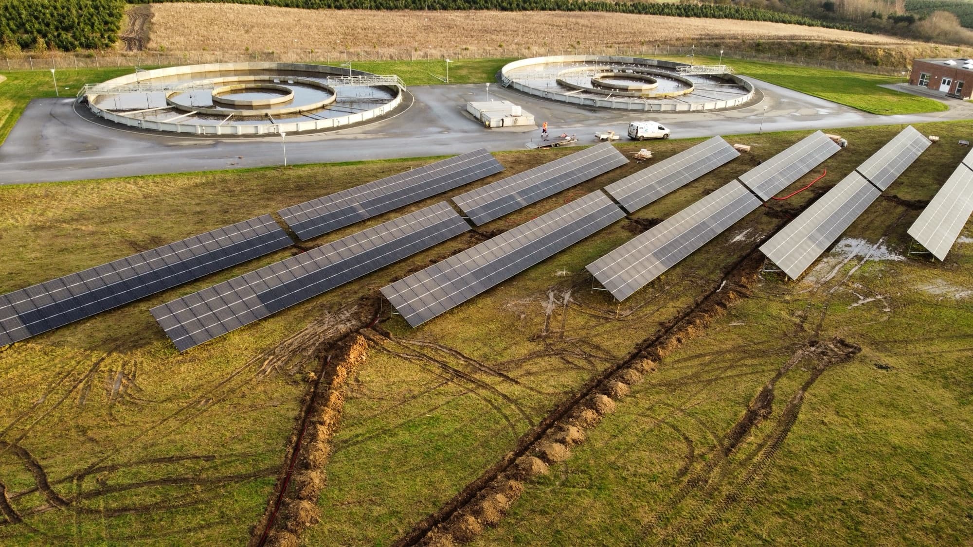 Dronefoto af solcelleanlæg på skruefundamenter