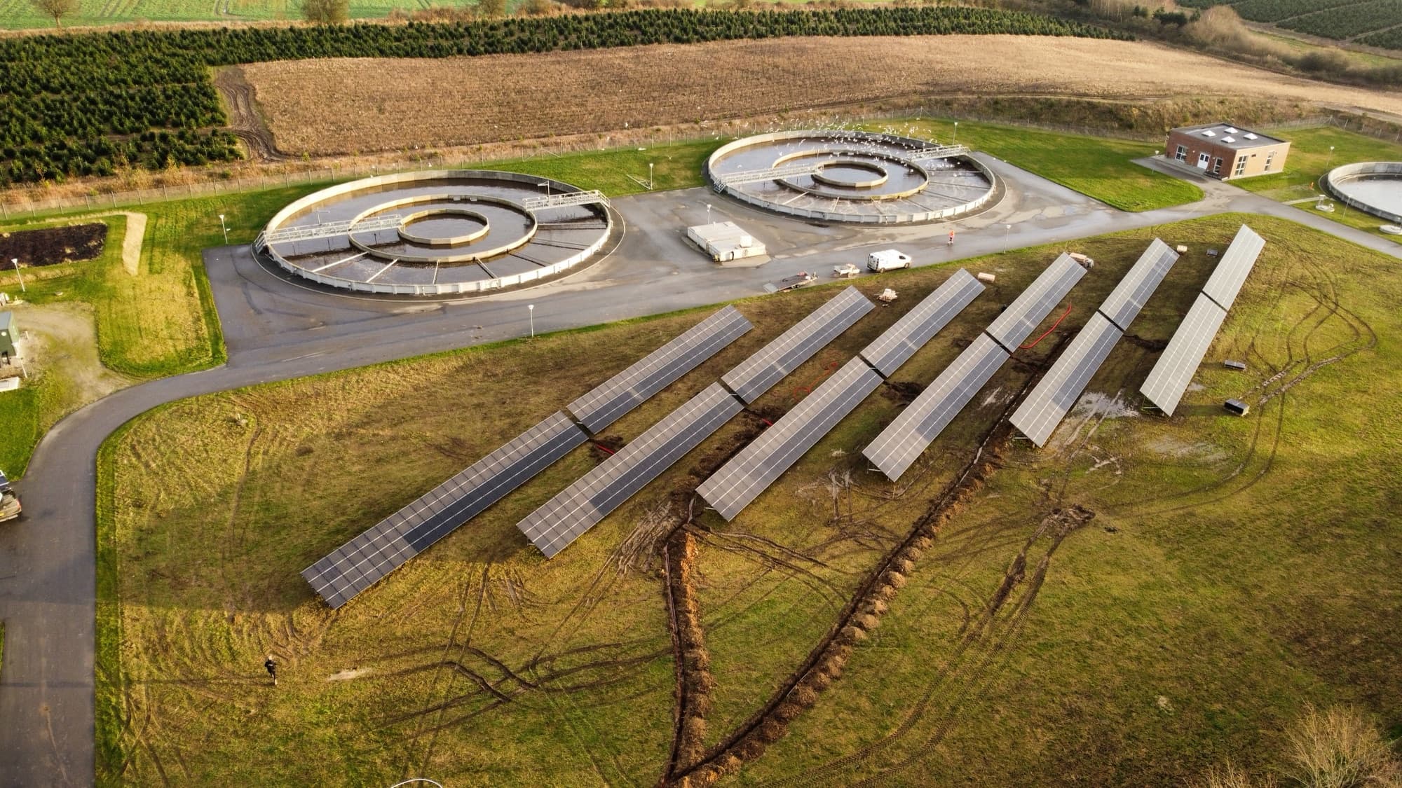 Dronefoto af solcelleanlæg på skruefundamenter