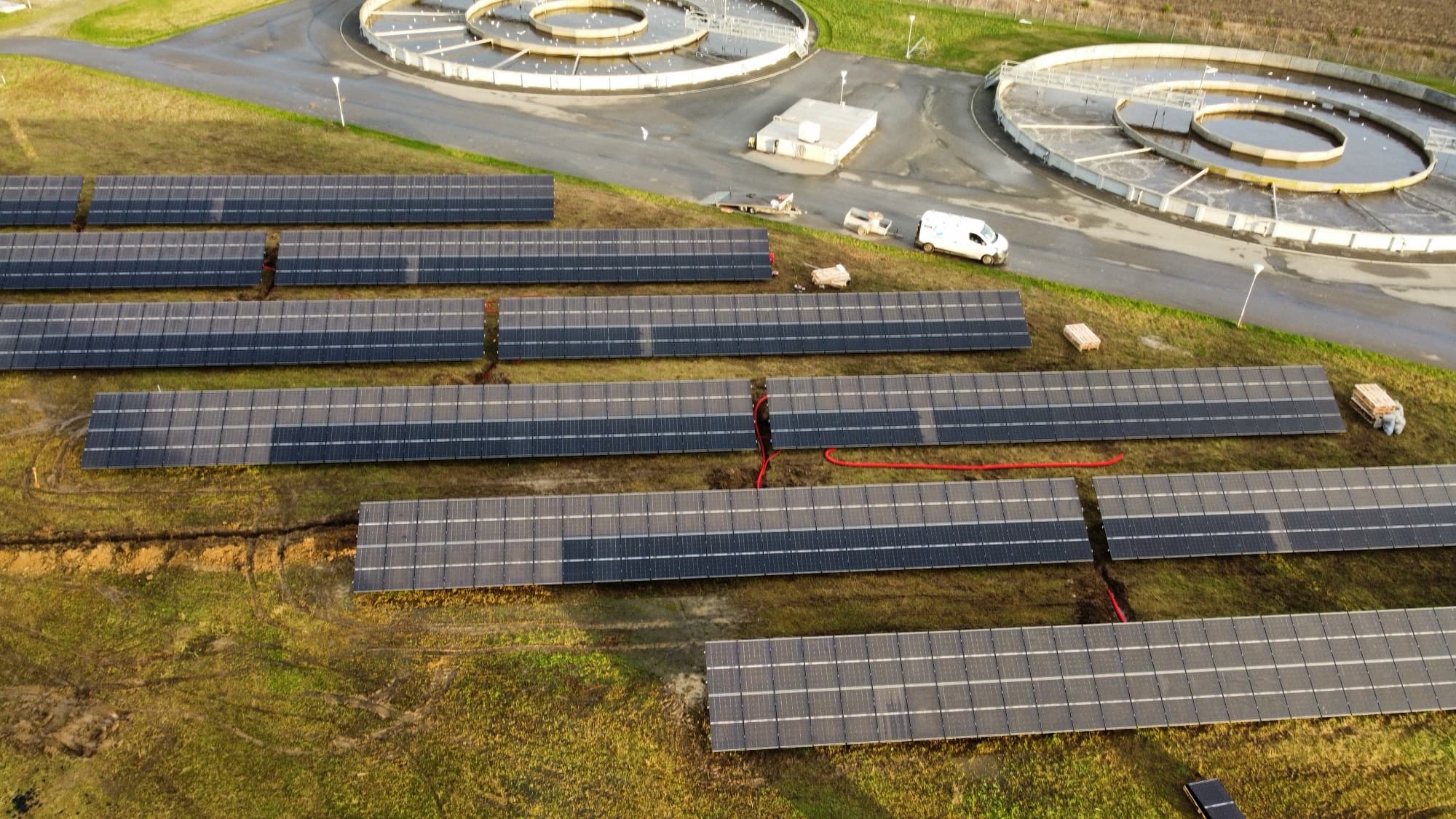 Dronefoto af solcelleanlæg på skruefundamenter