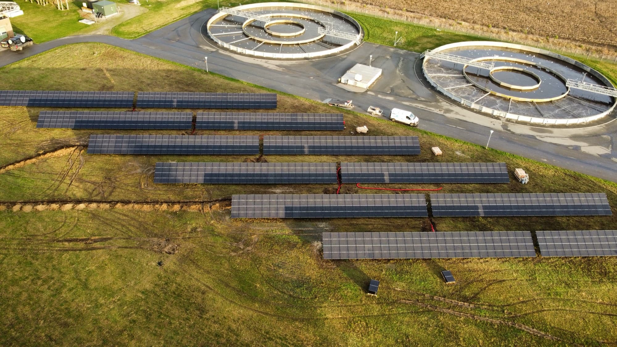 Dronefoto af solcelleanlæg på skruefundamenter