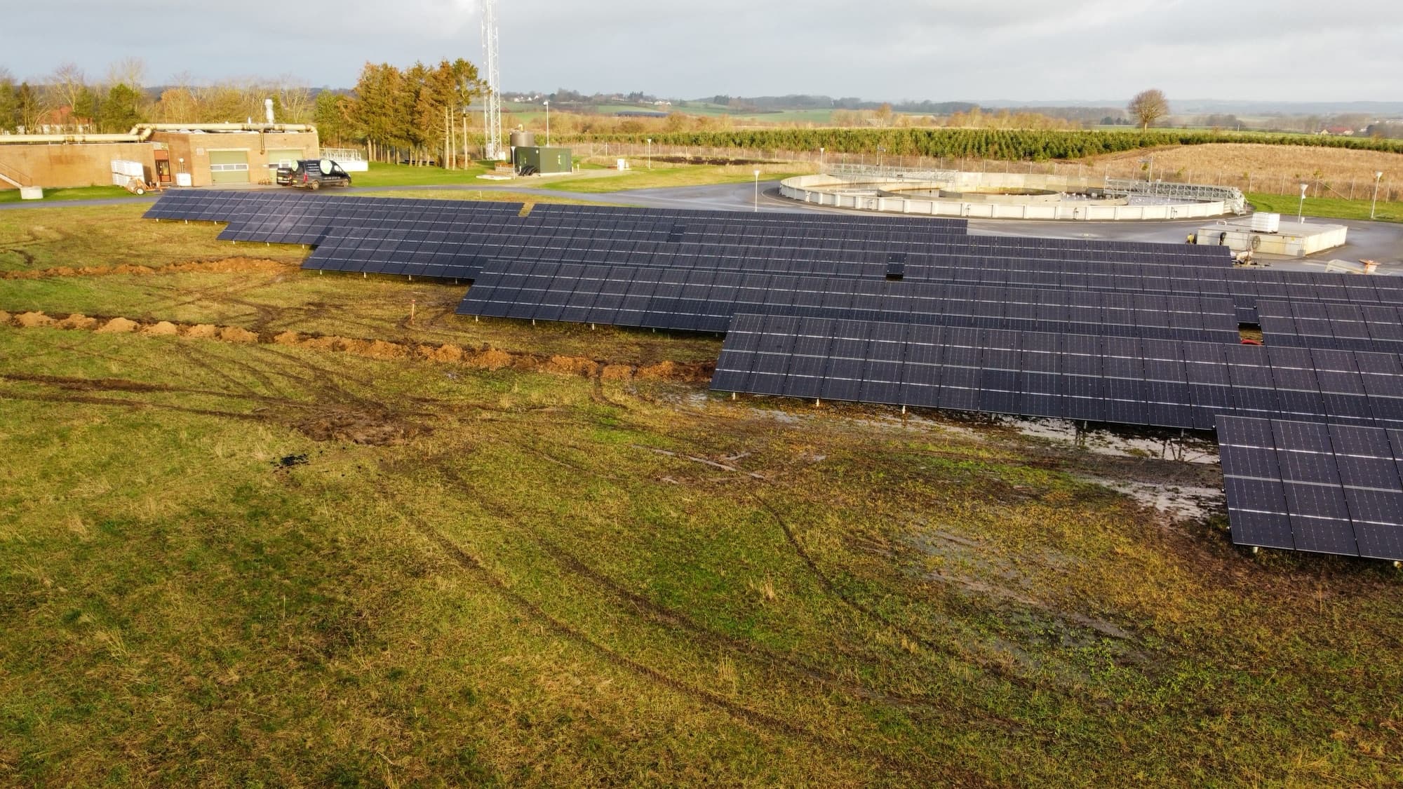 Dronefoto af solcelleanlæg på skruefundamenter