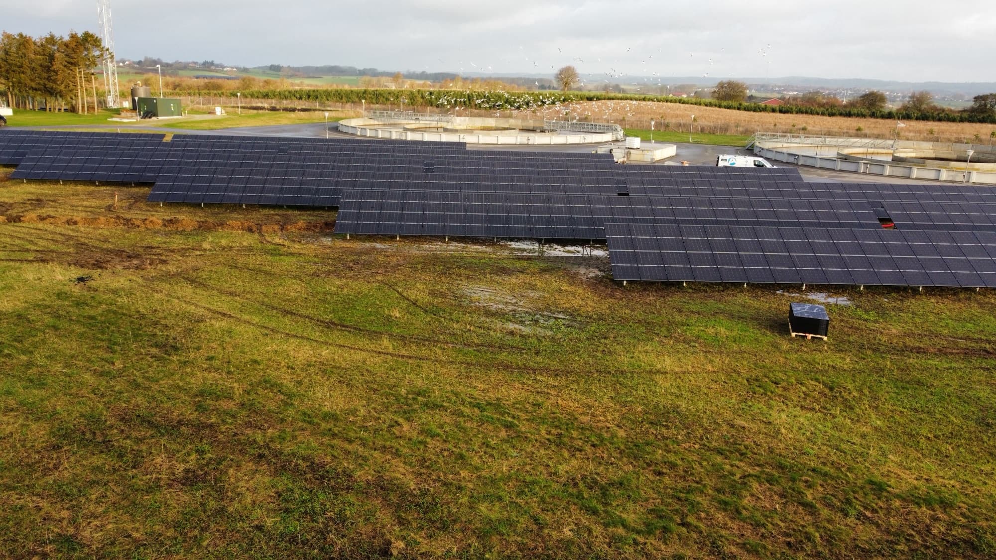 Dronefoto af solcelleanlæg på skruefundamenter