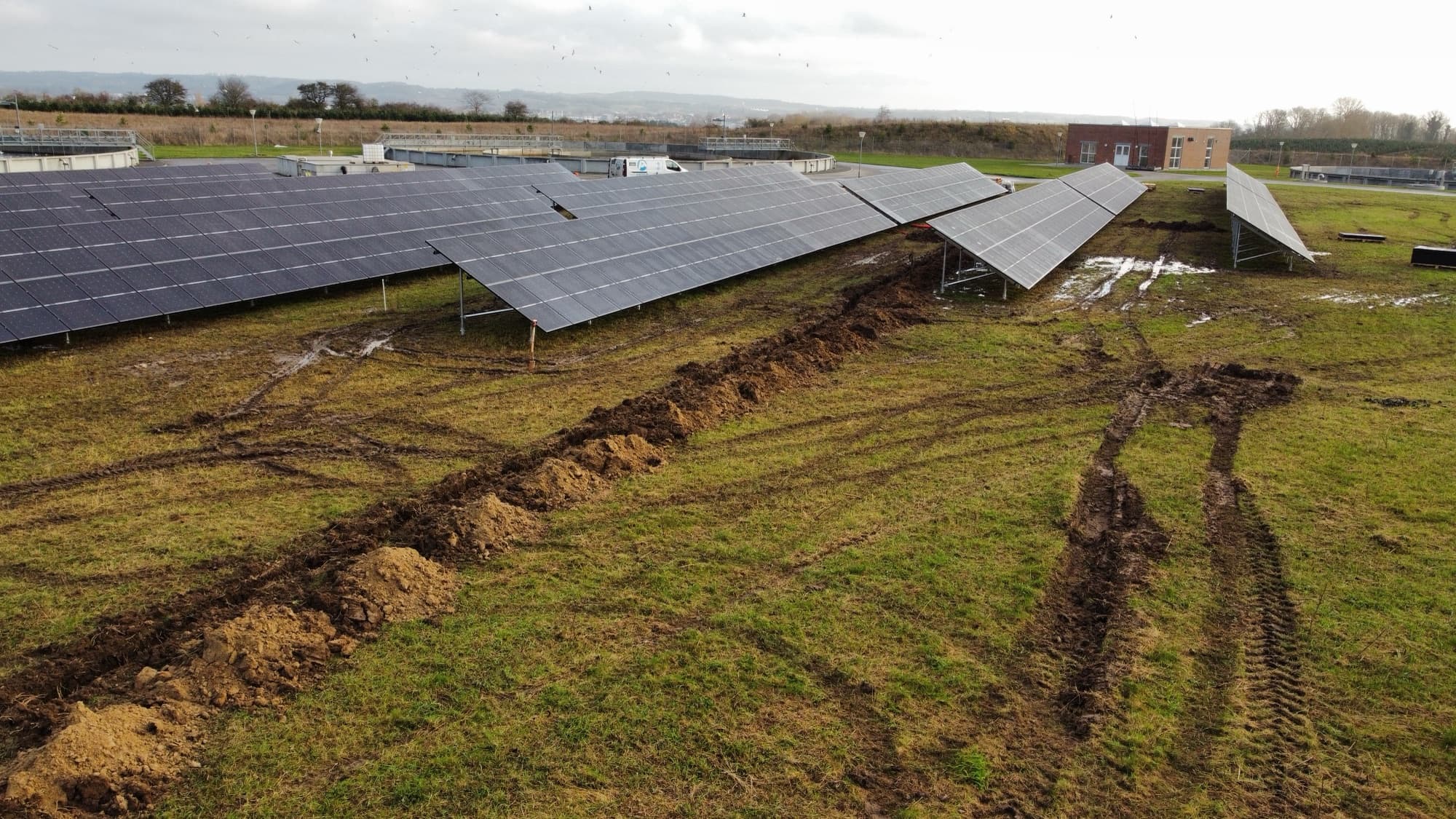 Dronefoto af solcelleanlæg på skruefundamenter