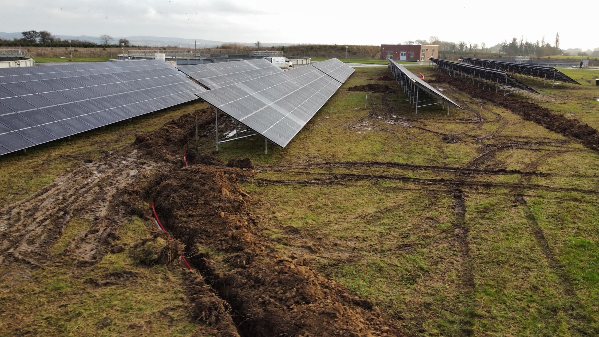 Dronefoto af solcelleanlæg på skruefundamenter