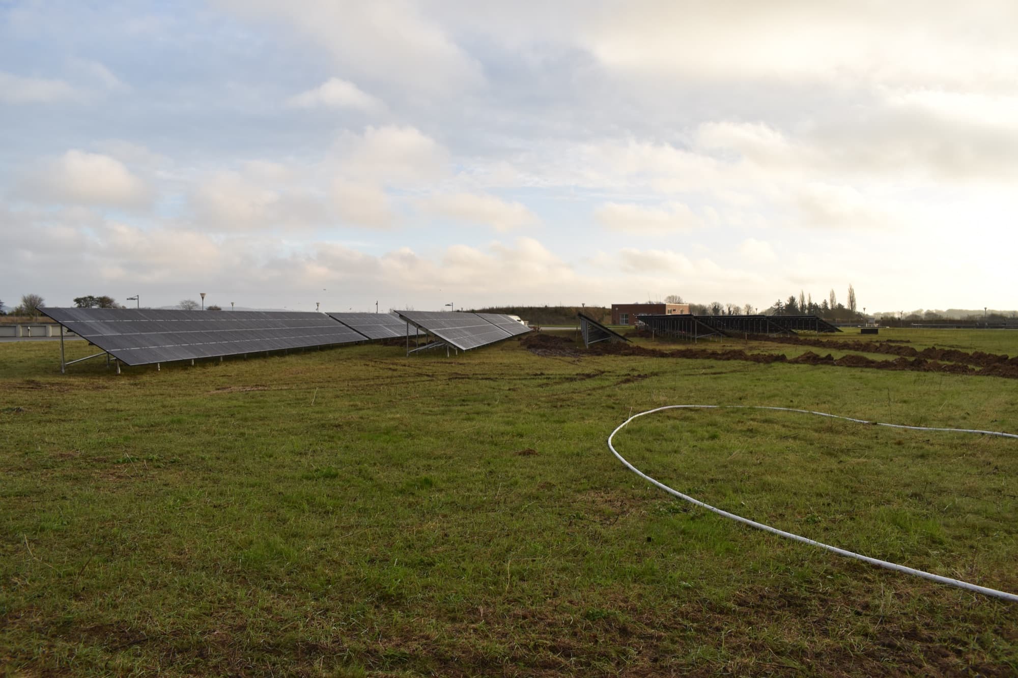 Solcelleanlæg monteret på skruefundamenter