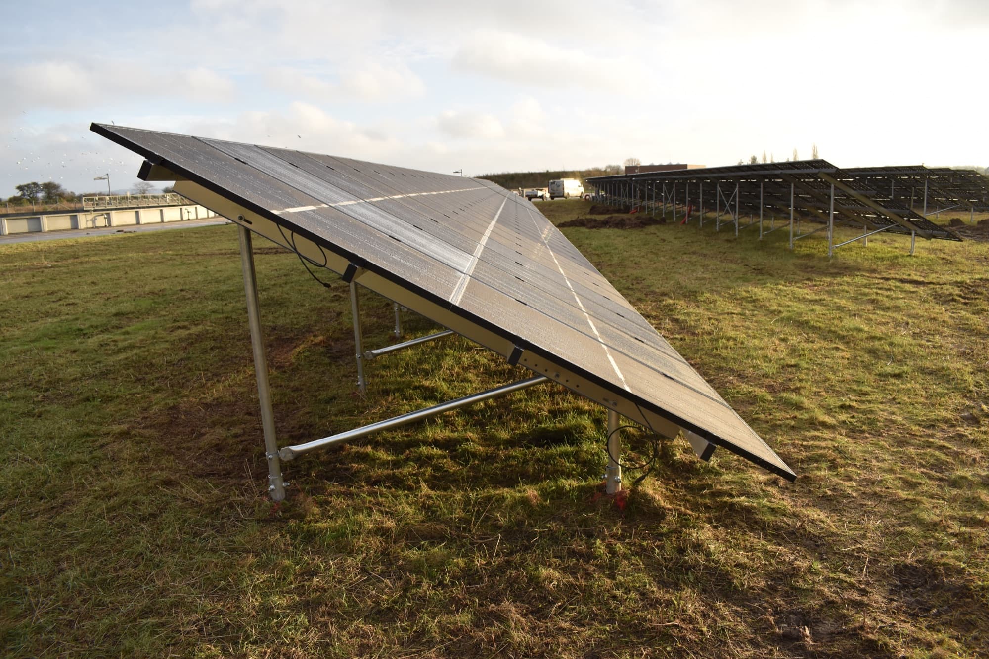 Solcelleanlæg monteret på skruefundamenter