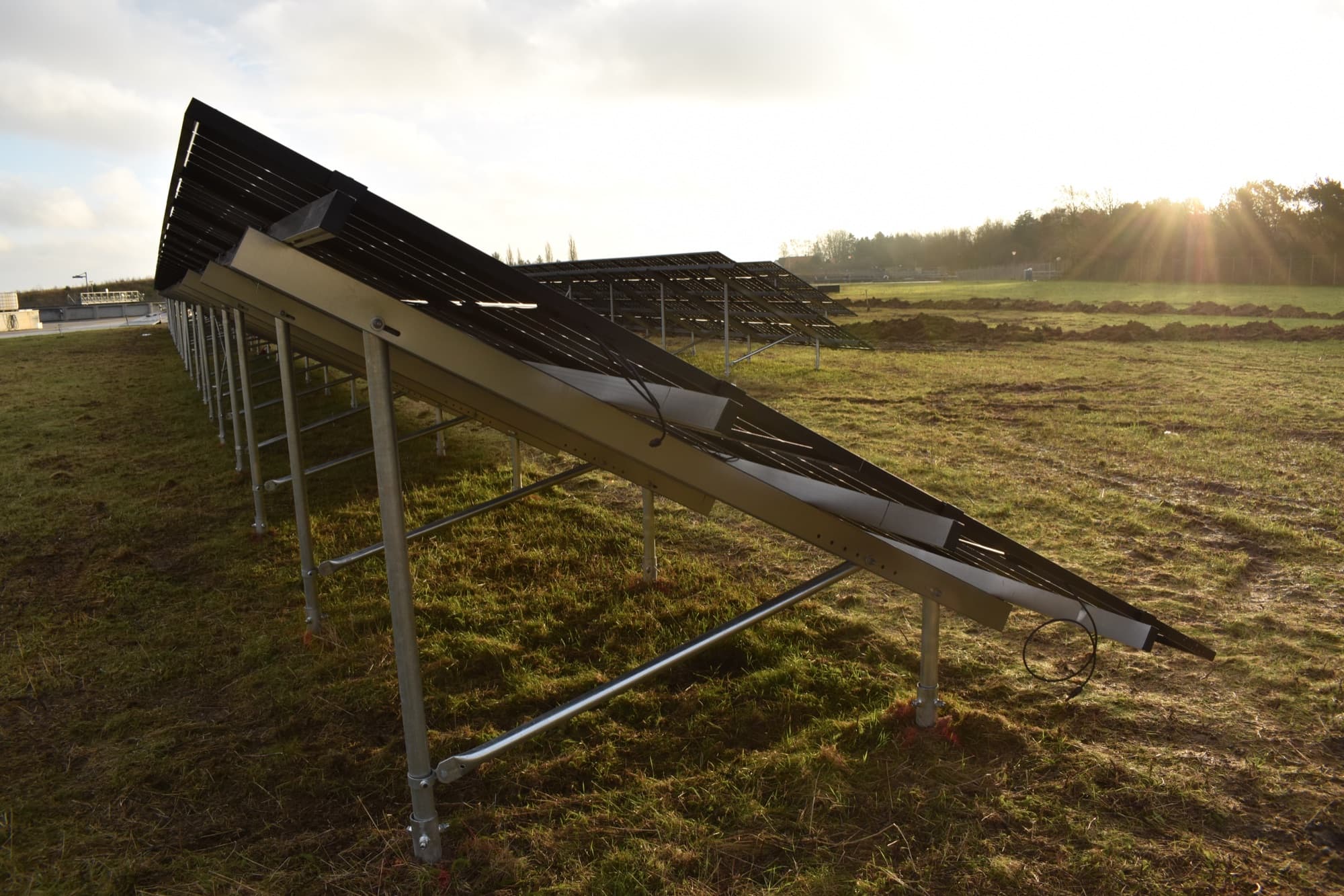 Solcelleanlæg monteret på skruefundamenter