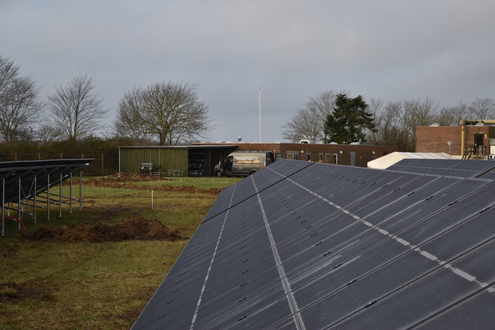 Solcelleanlæg monteret på skruefundamenter