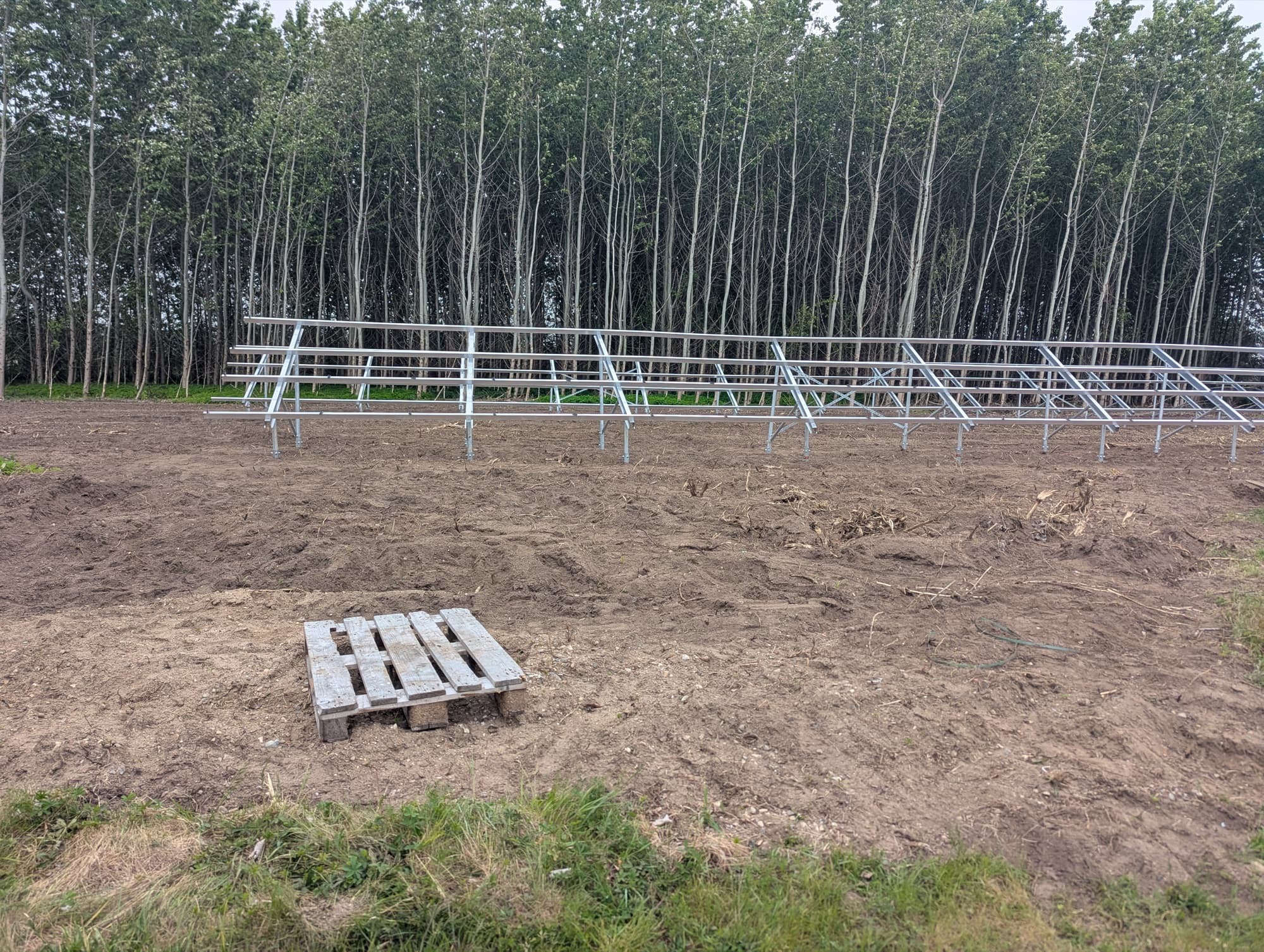 Solcelleanlæg monteret på skruefundamenter