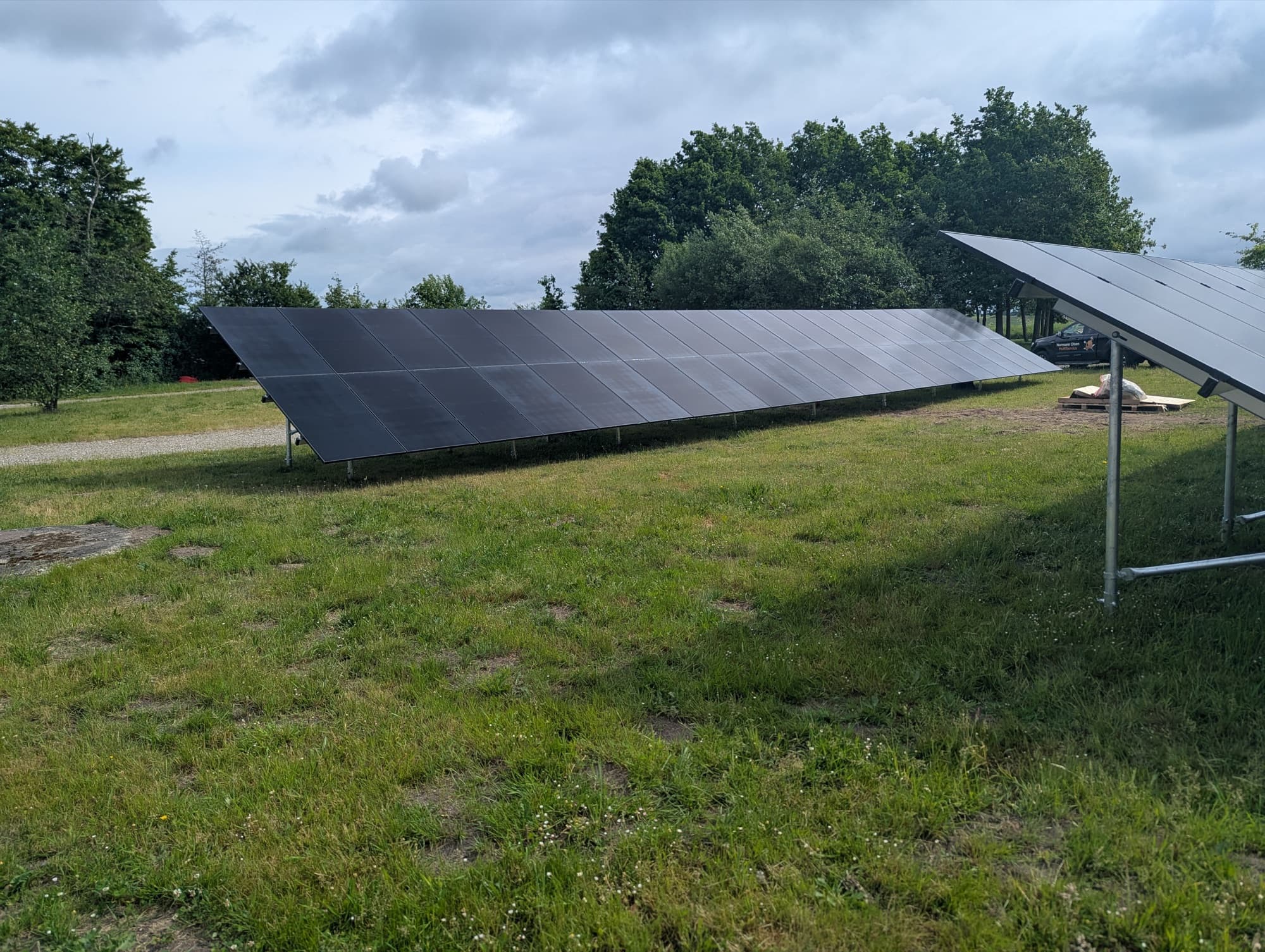 Solcelleanlæg monteret på skruefundamenter