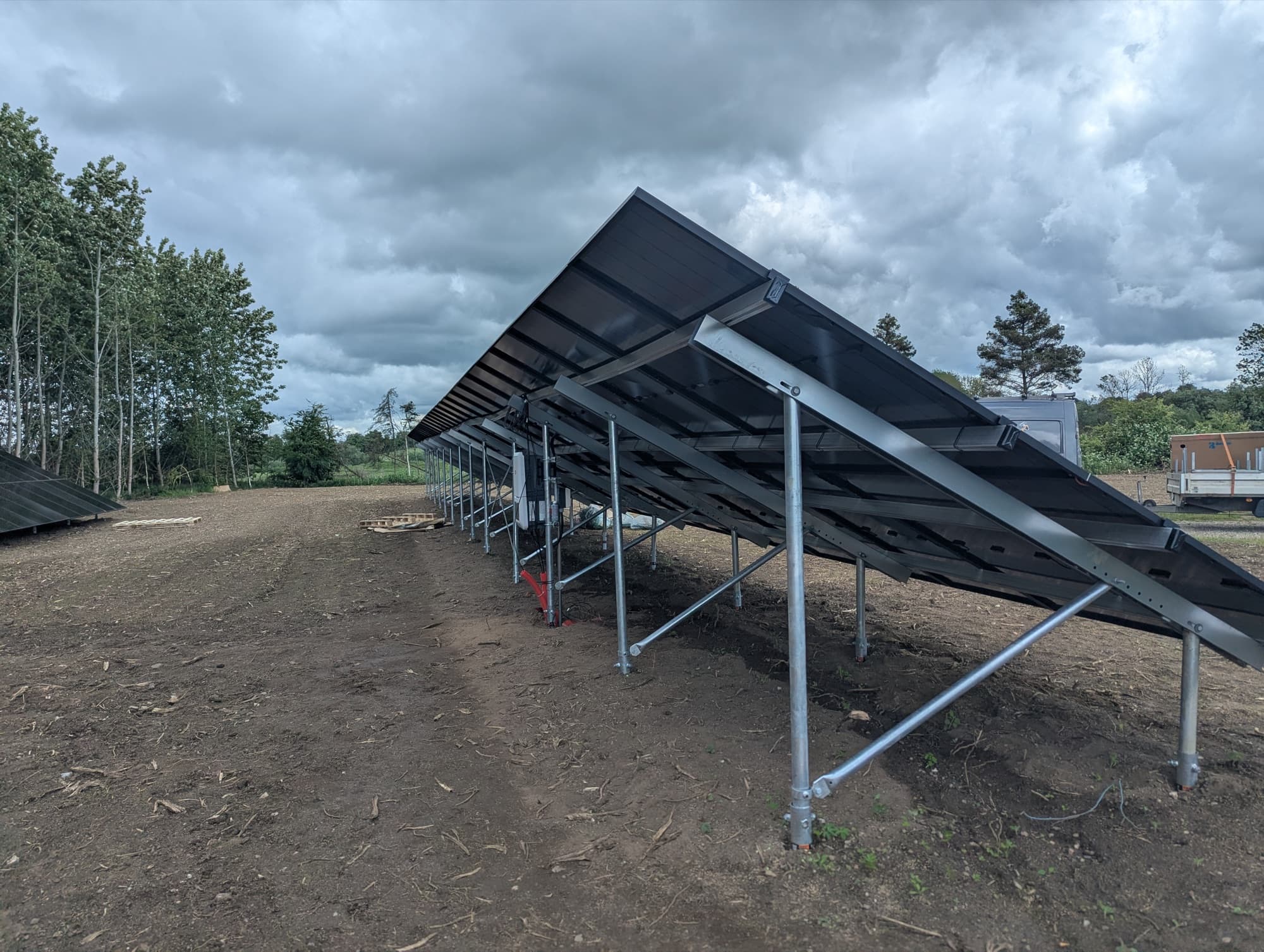 Solcelleanlæg monteret på skruefundamenter